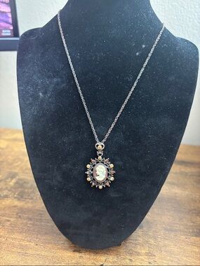 Vintage Style Cameo Pendant Necklace in Brown